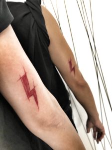 tatuaz_blyskawica_inez_janiak_molecka Tatuaż łamie tabu i uczy patriotyzmu – zobacz symbole, które obiegły cały świat!