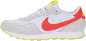 BUTY DZIECIĘCE NIKE MD VALIANT dostępne w GO Sport 199,99 zł Dzień Kobiet 2021 : pomysły na prezenty dla miłośniczek sportu