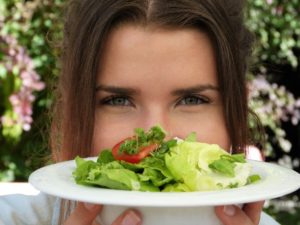 salad-3921790_1920 Coraz więcej ludzi jest na diecie wegańskiej, ale wege to nie tylko jedzenie to sposób bycia oraz możliwość oferowania produktów