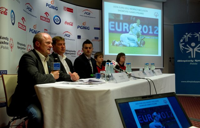 Michał Ĺťewłakow, Jan Urban i piłkarze polskiej Ekstraklasy wspierają Europejski Tydzień Piłki Nożnej Olimpiad Specjalnych