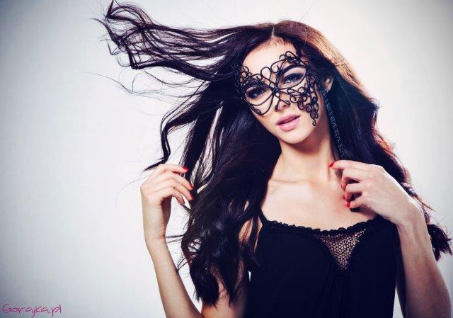 Top Model w sesji zdjęciowej akcji charytatywnej źBiżuteria dla WOŚP”