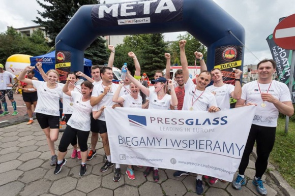 Pracownicy PRESS GLASS pobiegli dla radomszczańskiej „Koniczynki”