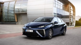 Tesla S kontra Toyota Mirai: akumulatory czy wodór?