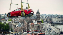 Lexus LC nad dachami Amsterdamu