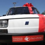 Biały i mały. Oldskulowy Maluch do wygrania w oławskiej loterii