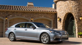 Nowy Lexus LS powoli odsłania twarz