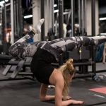 Stretching nad rzeką w centrum Wrocławia