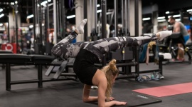 Stretching nad rzeką w centrum Wrocławia