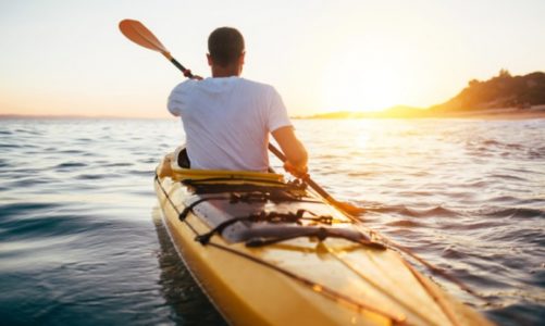 Aktywne wakacje: jak przygotować się do spływu kajakowego?
