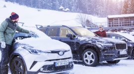 Zimowe triki dla każdego kierowcy – o tym lepiej pamiętać