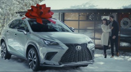 Auto z czerwoną kokardą. Tak Lexus stworzył świąteczną tradycję