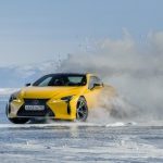 Sportowe coupé i luksusowy SUV na jeziorze Bajkał – nietypowy test dla aut