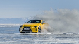 Sportowe coupé i luksusowy SUV na jeziorze Bajkał – nietypowy test dla aut