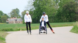 27 maratonów na rolkach w 27 dni. Jadą na ratunek chłopcu, który nie czuje bólu