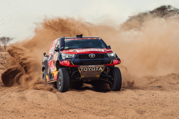 Toyoty w Rajdzie Dakar 2021. Hilux i Land Cruiser w pustynnym maratonie