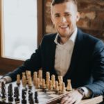 SZACHY W ROLI GŁÓWNEJ, CZYLI „GAMBIT KRÓLOWEJ” OCZAMI SZACHISTY