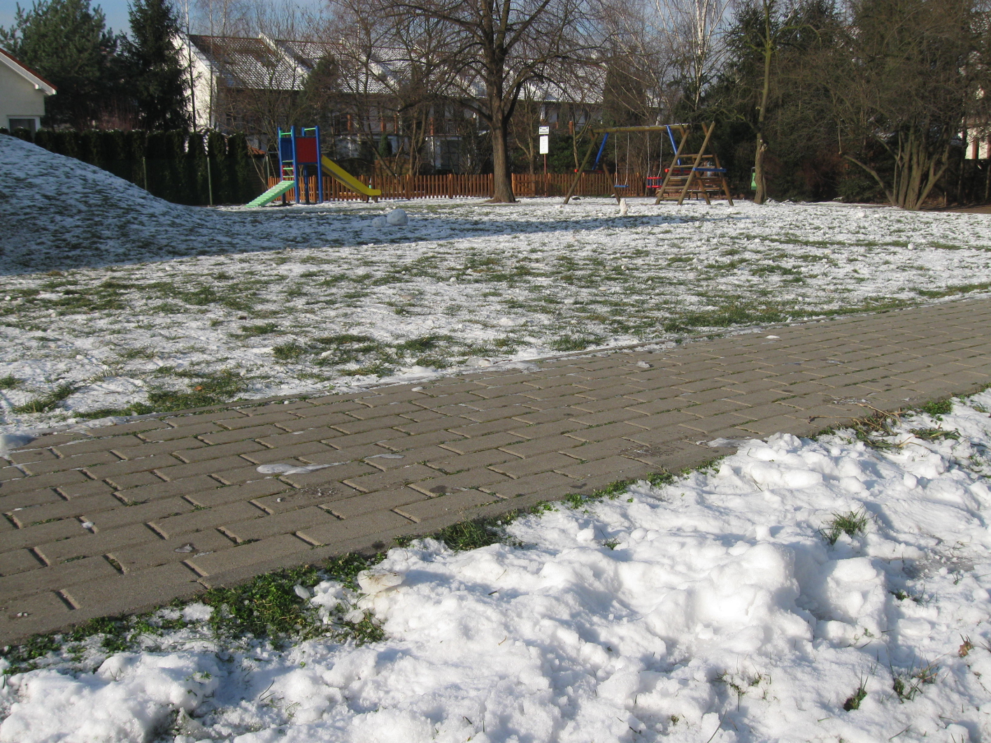 SPADŁ ŚNIEG, CZYLI JAK ODŚNIEĹťAÄ NAWIERZCHNIĘ Z KOSTKI BRUKOWEJ