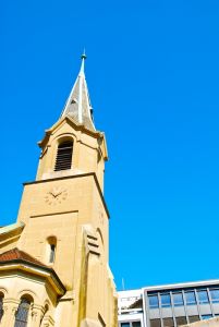 Narciarze pod wodą na zdjęciach Szymona Kobusińskiego