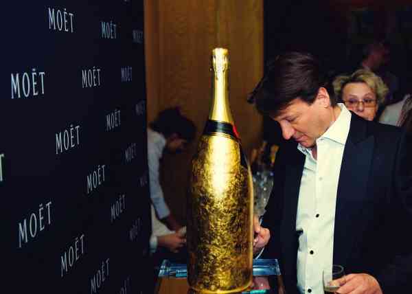 Robert_Wieckiewicz_Moet_10