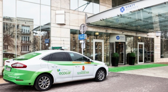 Goście hotelu Hyatt Regency Warsaw pojadą taksówkami EcoCar BIZNES, Kultura - Stołeczna korporacja taksówkarska EcoCar i hotel Hyatt Regency Warsaw rozpoczęły współpracę Warszawa, Polska ? luty 2014: Od 13 lutego 2014 roku goście hotelu Hyatt Regency Warsaw są obsługiwani przez jednolitą i elegancką flotę taksówek z logo EcoCar.