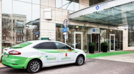Goście hotelu Hyatt Regency Warsaw pojadą taksówkami EcoCar BIZNES, Kultura - Stołeczna korporacja taksówkarska EcoCar i hotel Hyatt Regency Warsaw rozpoczęły współpracę Warszawa, Polska ? luty 2014: Od 13 lutego 2014 roku goście hotelu Hyatt Regency Warsaw są obsługiwani przez jednolitą i elegancką flotę taksówek z logo EcoCar.