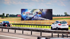 Rozmiar ma znaczenie ? wielka reklama działa na polskich drogach. BIZNES, Media i PR - Reklama przy polskich trasach krajowych i autostradach może być bardzo skuteczna tylko pod warunkiem użycia wielkiego rozmiaru tablic outdoorowych...