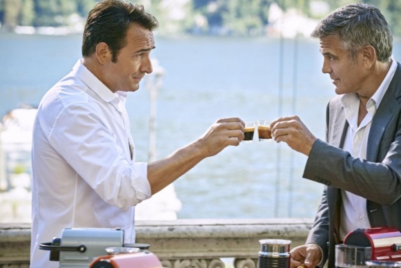 George Clooney rywalizuje z Jeanem Dujardinem o filiżankę kawy Gwiazdy, LIFESTYLE - George Clooney znów pojawia się z filiżanką swojej ulubionej kawy w ręce, o którą rywalizować musi z... kolegą po fachu - Jeanem Dujardinem.