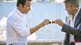 George Clooney rywalizuje z Jeanem Dujardinem o filiżankę kawy Gwiazdy, LIFESTYLE - George Clooney znów pojawia się z filiżanką swojej ulubionej kawy w ręce, o którą rywalizować musi z... kolegą po fachu - Jeanem Dujardinem.