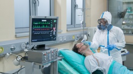 Już 23 lutego w Szpitalu pojawi się pacjent z podejrzeniem wirusa Ebola! Film, LIFESTYLE - Personel krakowskiego SOR-u stanie oko w oko z wielkim niebezpieczeństwem ? zagrożeniem zakażeniem wirusem Ebola. Szpital zostaje postawiony w stan najwyższej gotowości, by uratować życie pacjenta i nie dopuścić do epidemii. Emisja już 23 lutego na antenie TVN.