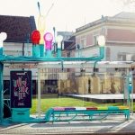 Nietypowy grający przystanek w centrum Warszawy wybudowany przez McDonald?s