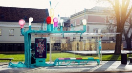 Nietypowy grający przystanek w centrum Warszawy wybudowany przez McDonald?s BIZNES, Kultura - 24 marca na Skwerze Hoovera przy Krakowskim Przedmieściu w Warszawie odbył się niecodzienny event. W miejscu standardowego przystanku autobusowego stanęły kolorowe, interaktywne organy.