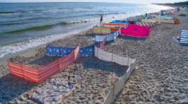 Leżing, plażing, smażing i? parawaning BIZNES, Media i PR - Gorące temperatury sprzyjają wylegiwaniu się na plaży. Jednak polskie morze i wybrzeże zalewa nowy zwyczaj - parawaning. ?PRESS-SERVICE Monitoring Mediów? sprawdził, co oznacza ten termin i jak bardzo jest popularny w social media.