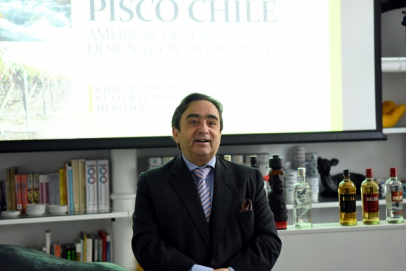 Pisco ? winogronowy trunek z Chile BIZNES, Kultura - W Warszawie odbyła się prezentacja niezwykłego alkoholu z Chile ? Pisco. Tradycyjny chilijski trunek wkrótce będzie dostępny w Polsce na szerszą skalę. Uczestnicy warsztatów organizowanych przez ProChile już teraz mogli wypróbować go w różnych zestawieniach.