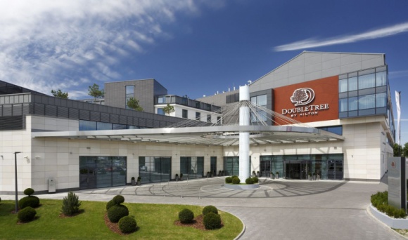LEGIA WARSZAWA NA DŁUŻEJ Z DOUBLETREE BY HILTON WARSAW BIZNES, Media i PR - Współpraca nawiązana w zeszłym roku pomiędzy klubem i warszawskim DoubleTree by Hilton została przedłużona na kolejny sezon. Hotel pozostaje Oficjalnym Partnerem Legii Warszawa oraz miejscem przedmeczowych zgrupowań.