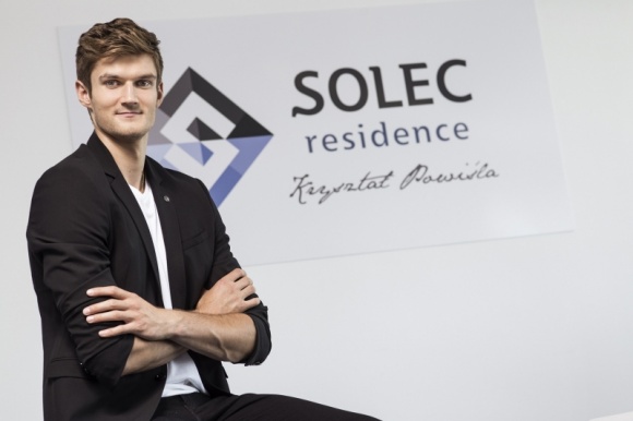 Mistrz Świata w Solec Residence ? Kryształ Powiśla Gwiazdy, LIFESTYLE - Mistrz Świata w piłce siatkowej mężczyzn Karol Kłos zamieszka na Powiślu. Sportowiec wybrał na swój nowy dom apartamentowiec Solec Residence ? Kryształ Powiśla. Do nowego miejsca przyciągnęły go sportowe udogodnienia budynku oraz sentyment do okolicy.