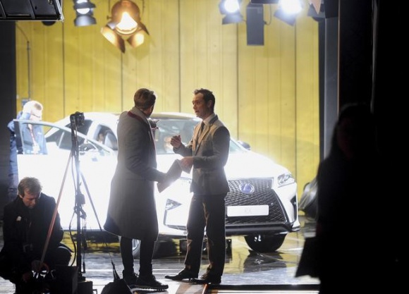 Jude Law zaprasza na czerwony dywan Gwiazdy, LIFESTYLE - 14 scen przygotowanych przez Toma Dixona, w scenerii londyńskiego hotelu Mondrian oraz w ukrytym podziemnym skarbcu bankowym.