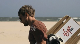 Już w czerwcu premiera filmu o Mistrzu Polski w kitesurfingu Film, LIFESTYLE - ?W pogoni za wiatrem. Powered by Virgin Mobile? to malownicza opowieść o podróży w stronę pasji i pokonywania własnych słabości.