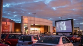 Komedia François Ozona w kinie samochodowym Portu Łódź Film, LIFESTYLE - Port Łódź zaprasza na kolejny seans ?pod chmurką?. Tym razem w kinie samochodowym będzie można obejrzeć francusko ? belgijską komedię pt. ?Żona doskonała?. Seans już w najbliższy czwartek, 14 lipca o godzinie 21:00.