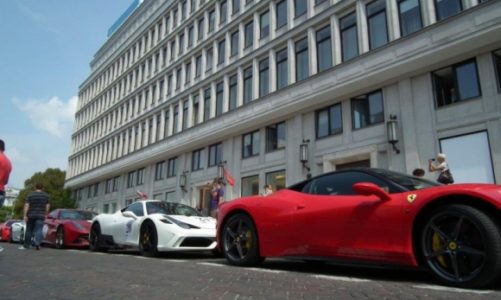 Kawalkada Ferrari Costa Baltica na dziedzińcu CBF ?Nowy Świat?!