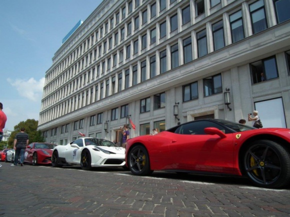 Kawalkada Ferrari Costa Baltica na dziedzińcu CBF ?Nowy Świat?!