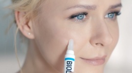 Aneta Zając nową twarzą marki Bioliq Gwiazdy, LIFESTYLE - Aneta Zając - aktorka, znana między innymi z ról w takich serialach, jak ?Plebania? oraz ?Pierwsza Miłość?, wystąpiła w reklamie punktowego serum depigmentacyjnego Bioliq. Kampania reklamowa z jej udziałem ruszyła w drugiej połowie sierpnia.