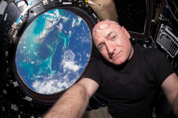 "Rok w kosmosie" w niedzielę 1 stycznia na National Geographic Film, LIFESTYLE - Dokument ?Rok w kosmosie?przedstawia historię pobytu astronauty Scotta Kelly'ego na Międzynarodowej Stacji Kosmicznej.