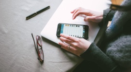 Marketing 3.0 jako strategia biznesowa skazana na sukces BIZNES, Media i PR - Marketing przeszedł długą drogę. Od marketingu szeptanego, poprzez reklamę w tradycyjnych mediach, aż po platformy cyfrowe dzisiejszych czasów. Marketing nie zmienił jednak tylko formy, nośnika swojego przekazu, ale też zmienił swój? koszt.