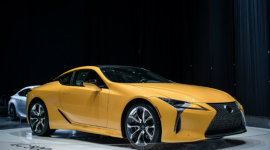 Lexus LC z nagrodą Production Car Design of the Year 2016 BIZNES, Media i PR - Dwudziestoosobowe jury, w skład którego wchodzą najznakomitsi projektanci samochodów, przedstawiciele firm motoryzacyjnych i dostawcy, wybrało luksusowe coupe z shortlisty, przygotowanej przez Car Design News, organizatora konkursu.