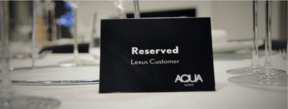 AQUA by Lexus - zapraszamy do stołu BIZNES, Media i PR - Via dell?Arte, centrum Rzymu. W menu ryby i owoce morza. Świeże, najwyższej jakości, traktowane z należytym szacunkiem przez Szefa Kuchni Antonio Madonna. Ponieważ produkt gra tutaj główną rolę, menu restauracji Aqua by Lexus może się zmieniać nawet codziennie.