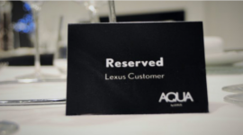 AQUA by Lexus - zapraszamy do stołu BIZNES, Media i PR - Via dell?Arte, centrum Rzymu. W menu ryby i owoce morza. Świeże, najwyższej jakości, traktowane z należytym szacunkiem przez Szefa Kuchni Antonio Madonna. Ponieważ produkt gra tutaj główną rolę, menu restauracji Aqua by Lexus może się zmieniać nawet codziennie.