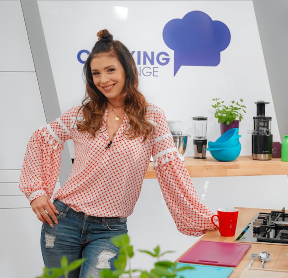 KLAUDIA HALEJCIO W KUCHNI COOKING CHALLENGE Gwiazdy, LIFESTYLE - W imię sztuki oraz w imię piękna wyzwanie Cooking Challenge podjęła aktorka, Klaudia Halejcio, która wraz ze swoimi gośćmi i Fundacją Pogotowie Artystyczne udowadnia, że sztuka nie zna granic, oraz że dzięki niej można nieść pomoc oraz wsparcie.