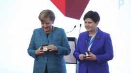 2b design promuje Polskę BIZNES, Media i PR - 2b design jest pomysłodawcą m.in. upominków dla gości VIP ? przypinek oraz spinek do mankietów. Obecnie towarzyszą one Polsce na wystawach Expo w Astanie.