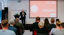 Politan na Kongresie Bohaterów Sprzedaży 2017 BIZNES, Media i PR - Wiceprezes Zarządu spółki Politan ? Grzegorz Barszcz, był jednym z prelegentów Kongresu Bohaterów Sprzedaży, który odbył się w Katowicach. Podczas wydarzenia wygłosił on prelekcję pod tytułem: Dział sprzedaży i dział marketingu ? jak nauczyć się gry do jednej bramki?