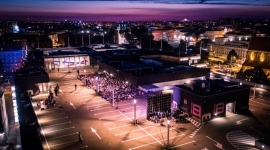 Francuskie pożegnanie lata na dachu w centrum Wrocławia Film, LIFESTYLE - Trzy seanse, setki widzów i mnóstwo niezapomnianych emocji. Tegoroczny cykl kina letniego na dachu Renomy zakończy projekcja filmu ?Za jakie grzechy, dobry Boże??, który został wybrany przez widzów w ramach głosowania. Start 26 sierpnia o godz. 21:30. Wstęp bezpłatny.